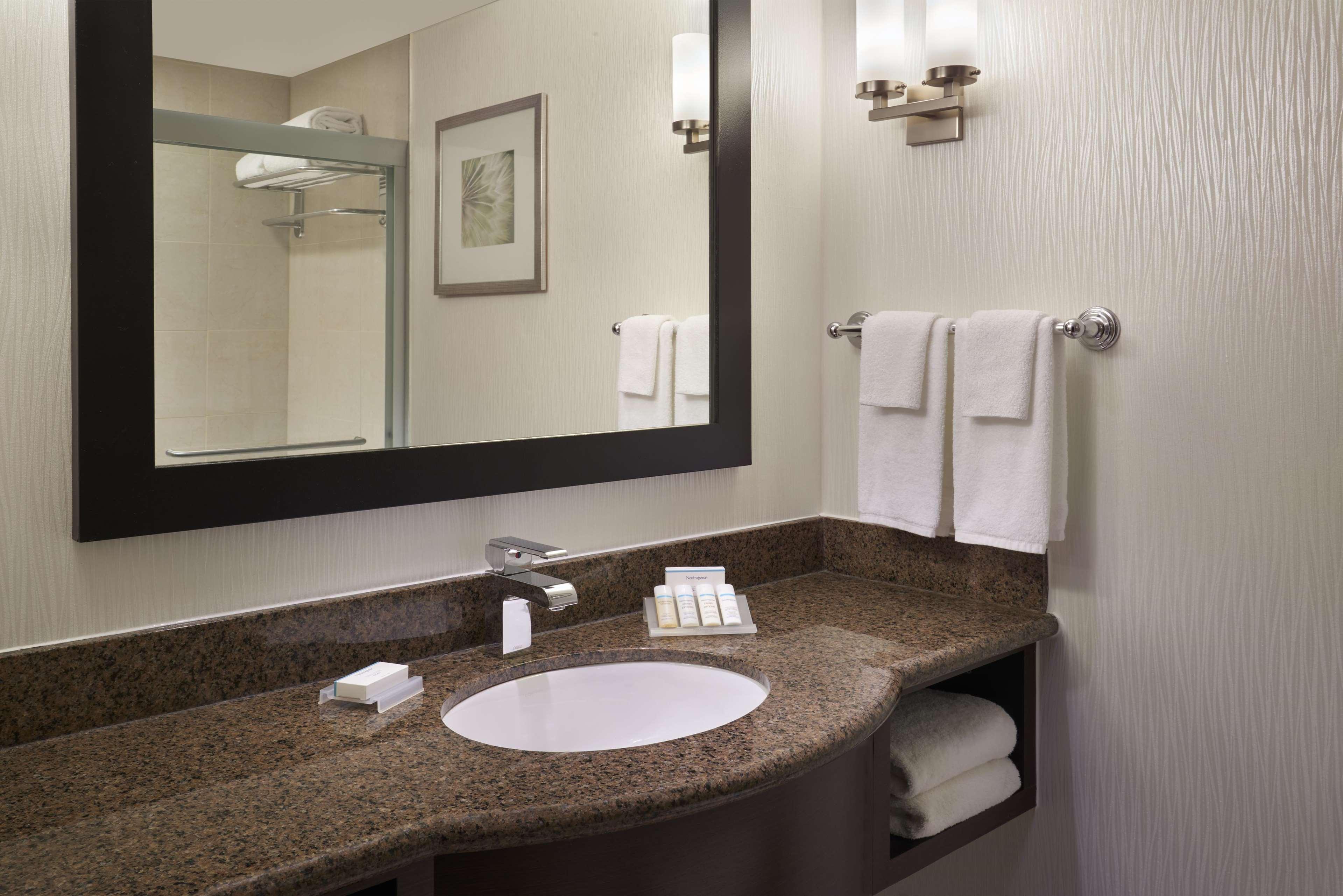 Hilton Garden Inn Toronto Airport West/Mississauga Exterior photo
