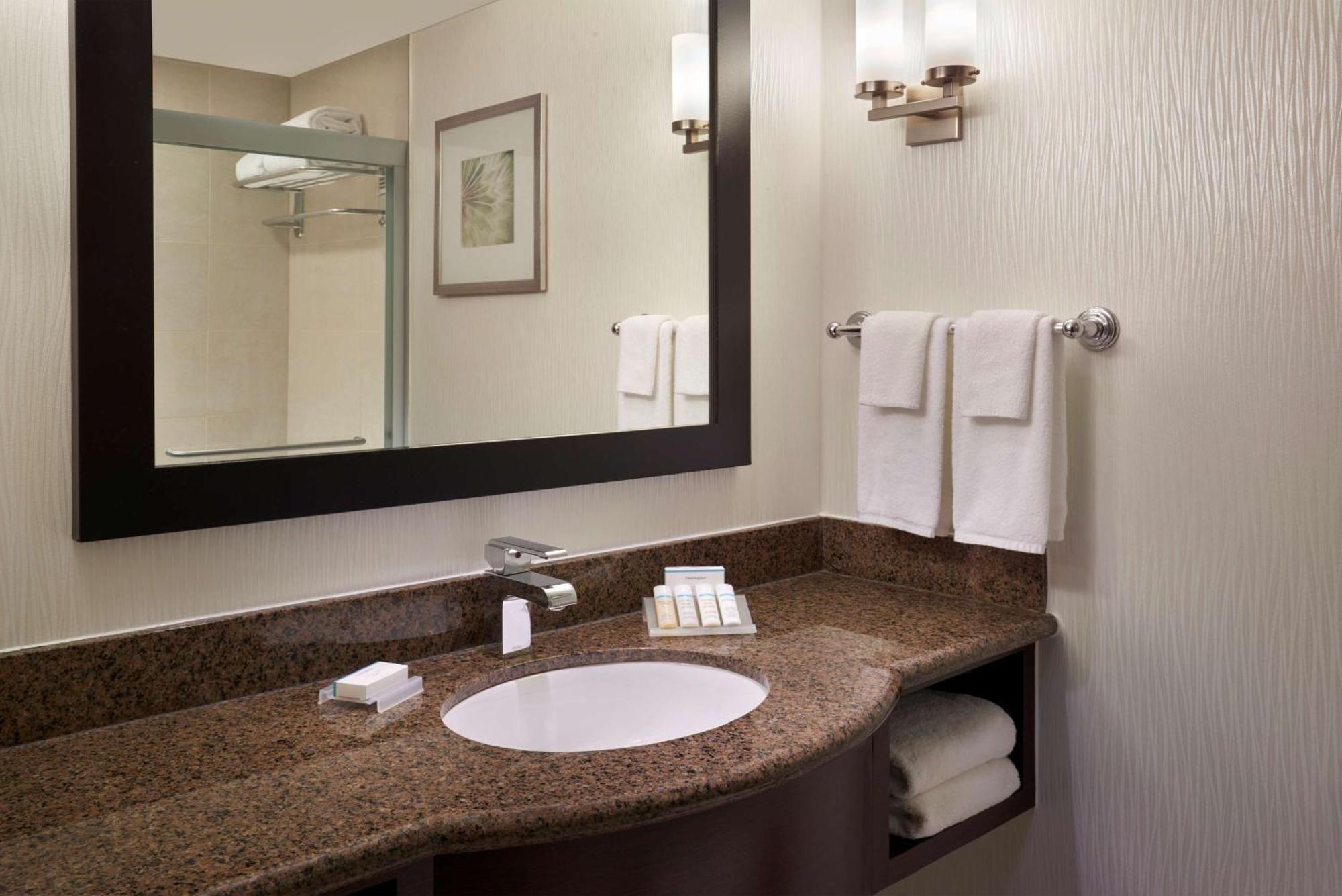 Hilton Garden Inn Toronto Airport West/Mississauga Exterior photo
